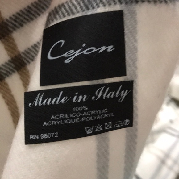 Like new white plaid scarf - Picture 5 of 5